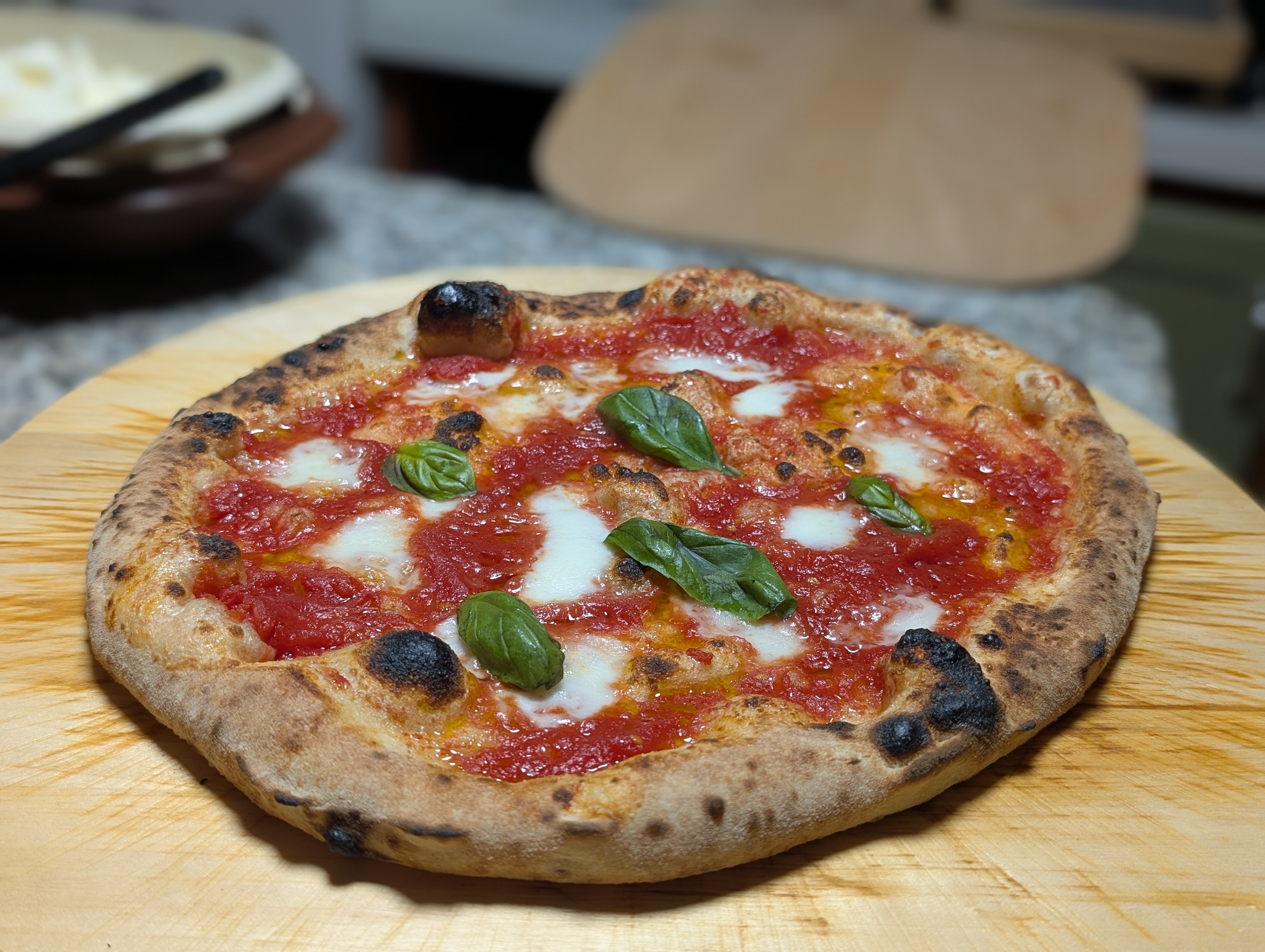 Pizza margherita napoletana